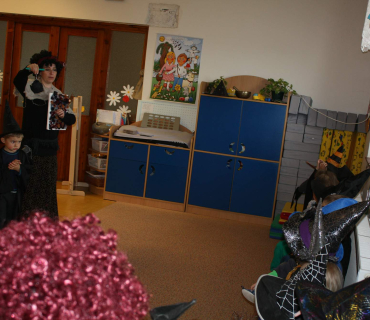 čarodějka Dobromila ukazuje pytlíček s hříchy